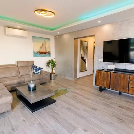 Luxury Stocia With Swimming Pool, Sauna And Jacuzzi In A Peaceful Location In Feriehus *