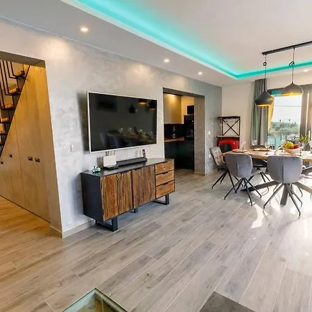 Vakantiehuis Luxury Stocia With Swimming Pool, Sauna And Jacuzzi In A Peaceful Location In Split