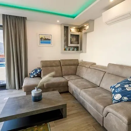 펜션 Luxury Stocia With Swimming Pool, Sauna And Jacuzzi In A Peaceful Location In 스플리트