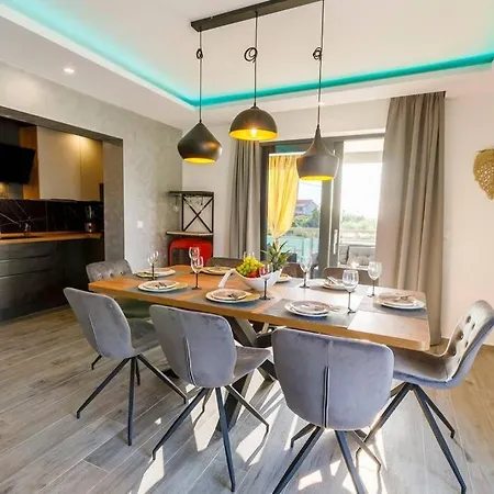Luxury Stocia With Swimming Pool, Sauna And Jacuzzi In A Peaceful Location In 펜션 *
