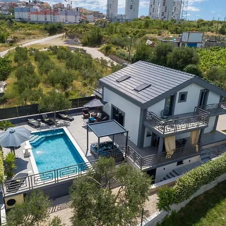 Vakantiehuis Luxury Stocia With Swimming Pool, Sauna And Jacuzzi In A Peaceful Location In Split