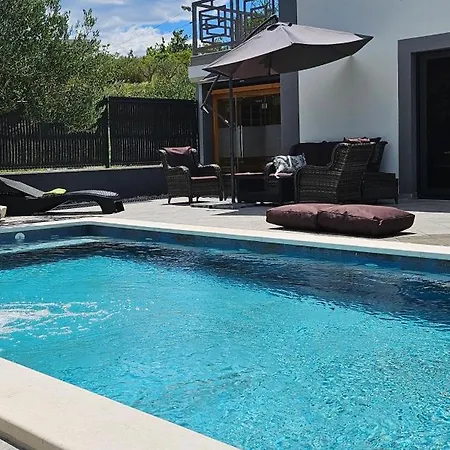 Luxury Stocia With Swimming Pool, Sauna And Jacuzzi In A Peaceful Location In Feriehus