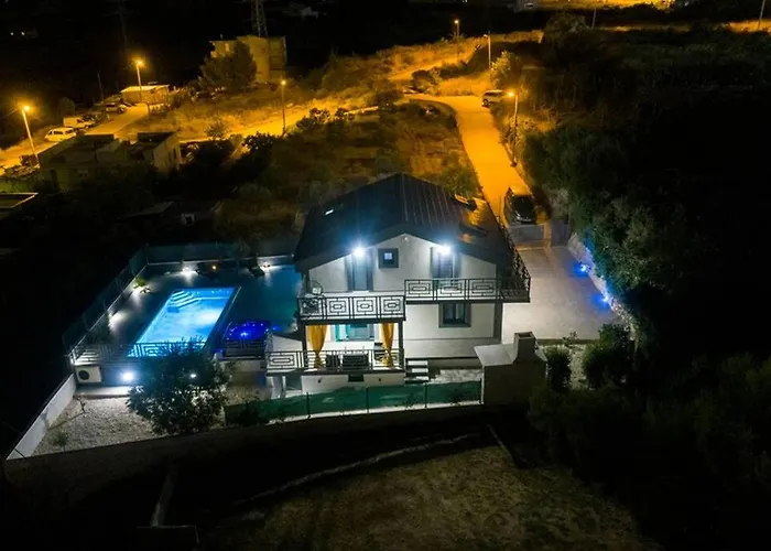 Luxury Stocia With Swimming Pool, Sauna And Jacuzzi In A Peaceful Location In *