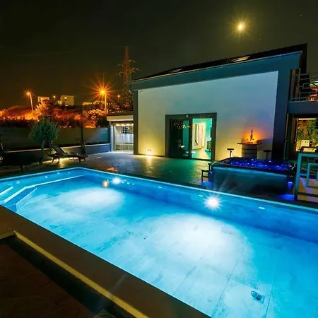 Luxury Stocia With Swimming Pool, Sauna And Jacuzzi In A Peaceful Location In Tatil Evi Split