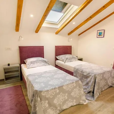Luxury Stocia With Swimming Pool, Sauna And Jacuzzi In A Peaceful Location In * Spalato