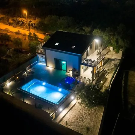 Luxury Stocia With Swimming Pool, Sauna And Jacuzzi In A Peaceful Location In Tatil Evi Split