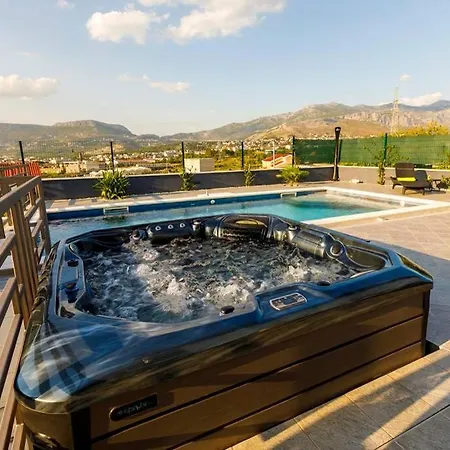 Luxury Stocia With Swimming Pool, Sauna And Jacuzzi In A Peaceful Location In * Σπλιτ