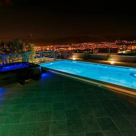 Luxury Stocia With Swimming Pool, Sauna And Jacuzzi In A Peaceful Location In * Σπλιτ