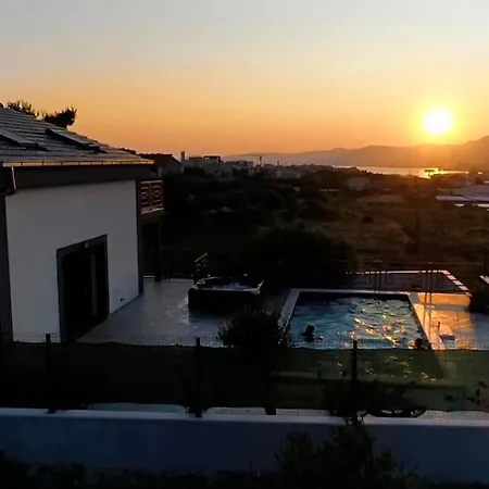 Luxury Stocia With Swimming Pool, Sauna And Jacuzzi In A Peaceful Location In Tatil Evi Split