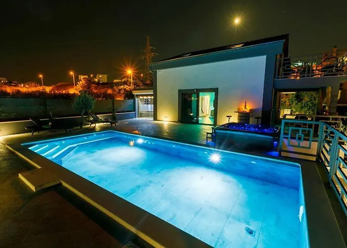 Luxury Stocia With Swimming Pool, Sauna And Jacuzzi In A Peaceful Location In بيت للعطل سبليت