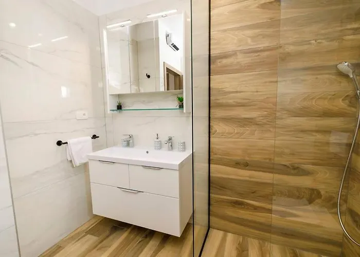 Luxury Stocia With Swimming Pool, Sauna And Jacuzzi In A Peaceful Location In * سبليت