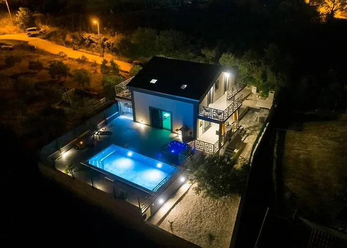 Luxury Stocia With Swimming Pool, Sauna And Jacuzzi In A Peaceful Location In بيت للعطل سبليت