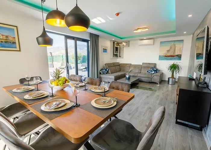 بيت للعطل Luxury Stocia With Swimming Pool, Sauna And Jacuzzi In A Peaceful Location In سبليت