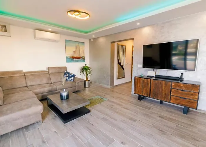 Luxury Stocia With Swimming Pool, Sauna And Jacuzzi In A Peaceful Location In بيت للعطل *