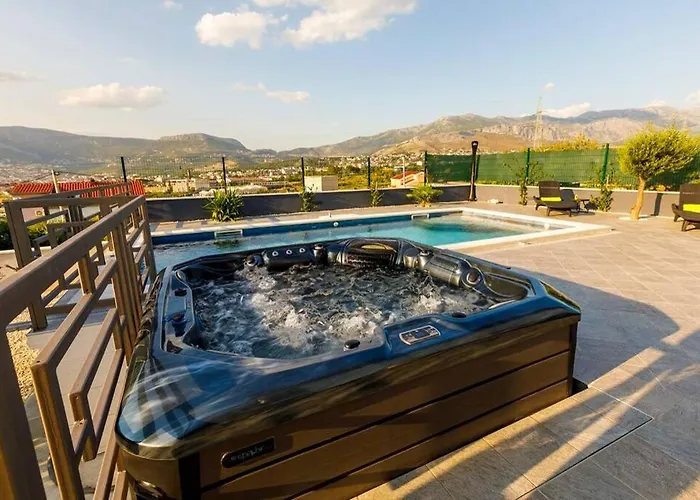 Luxury Stocia With Swimming Pool, Sauna And Jacuzzi In A Peaceful Location In * سبليت