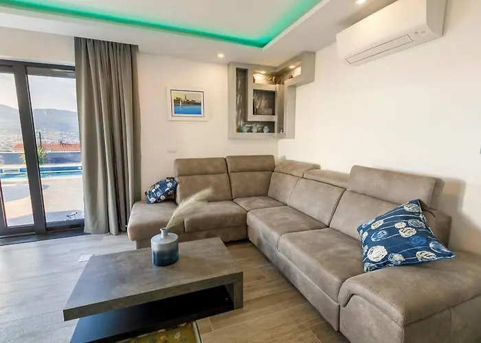 بيت للعطل Luxury Stocia With Swimming Pool, Sauna And Jacuzzi In A Peaceful Location In سبليت