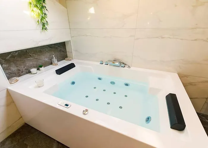 Luxury Stocia With Swimming Pool, Sauna And Jacuzzi In A Peaceful Location In بيت للعطل