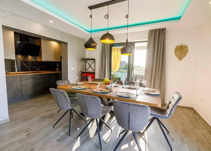 Luxury Stocia With Swimming Pool, Sauna And Jacuzzi In A Peaceful Location In بيت للعطل *