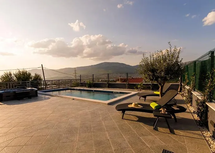 Luxury Stocia With Swimming Pool, Sauna And Jacuzzi In A Peaceful Location In بيت للعطل *