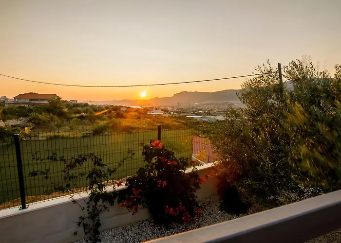 Luxury Stocia With Swimming Pool, Sauna And Jacuzzi In A Peaceful Location In بيت للعطل سبليت