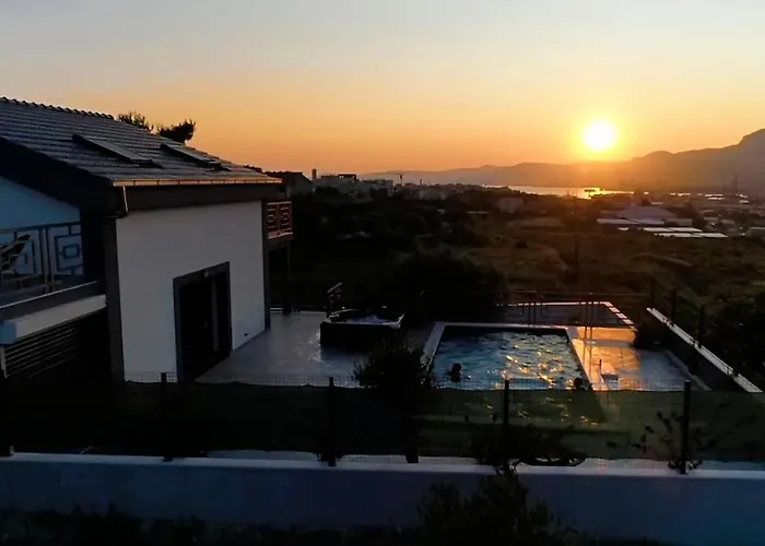 Luxury Stocia With Swimming Pool, Sauna And Jacuzzi In A Peaceful Location In بيت للعطل سبليت