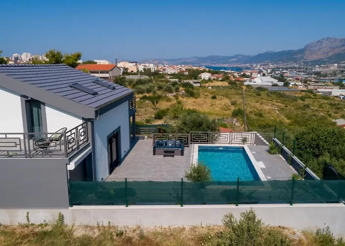 Luxury Stocia With Swimming Pool, Sauna And Jacuzzi In A Peaceful Location In بيت للعطل
