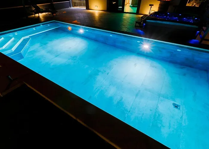 Luxury Stocia With Swimming Pool, Sauna And Jacuzzi In A Peaceful Location In بيت للعطل سبليت