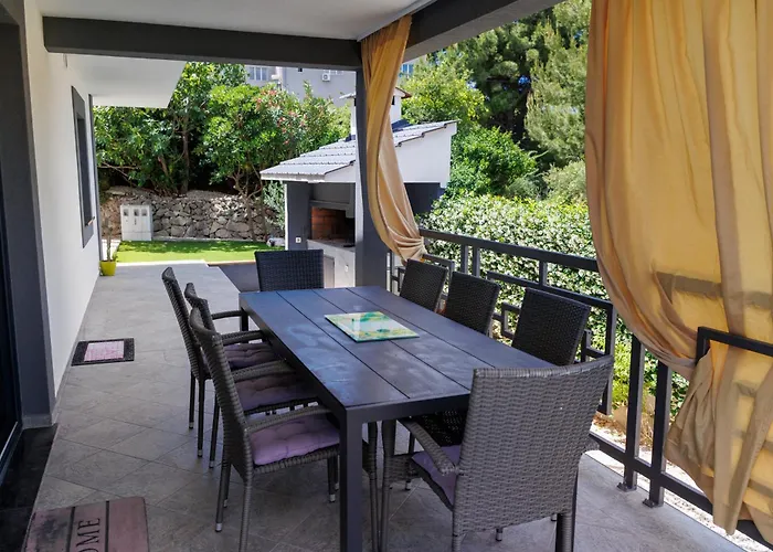 بيت للعطل Luxury Stocia With Swimming Pool, Sauna And Jacuzzi In A Peaceful Location In *