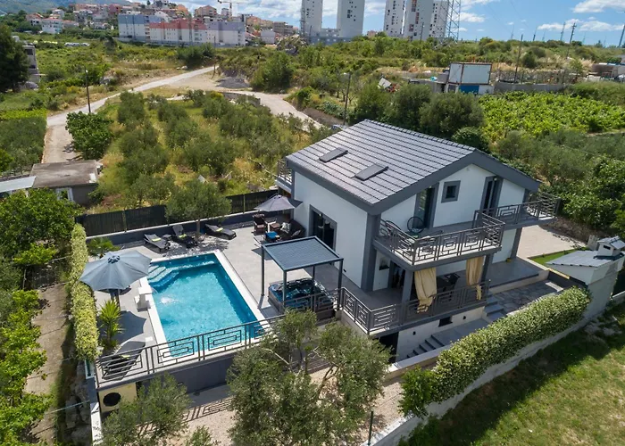 بيت للعطل Luxury Stocia With Swimming Pool, Sauna And Jacuzzi In A Peaceful Location In سبليت
