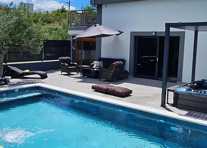 بيت للعطل Luxury Stocia With Swimming Pool, Sauna And Jacuzzi In A Peaceful Location In *