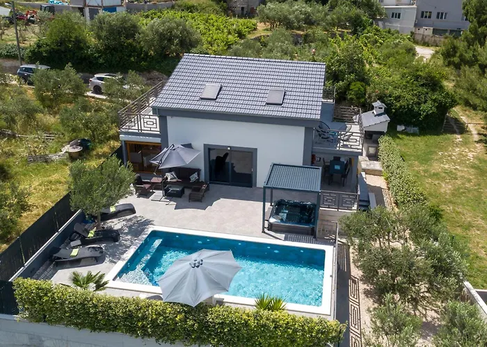 Luxury Stocia With Swimming Pool, Sauna And Jacuzzi In A Peaceful Location In سبليت