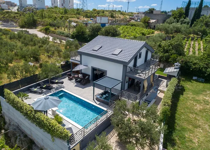 Luxury Stocia With Swimming Pool, Sauna And Jacuzzi In A Peaceful Location In * سبليت