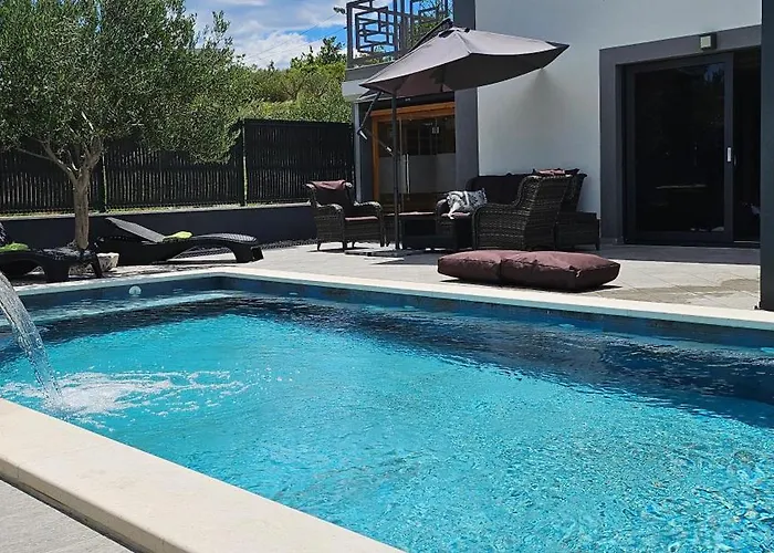 Luxury Stocia With Swimming Pool, Sauna And Jacuzzi In A Peaceful Location In بيت للعطل