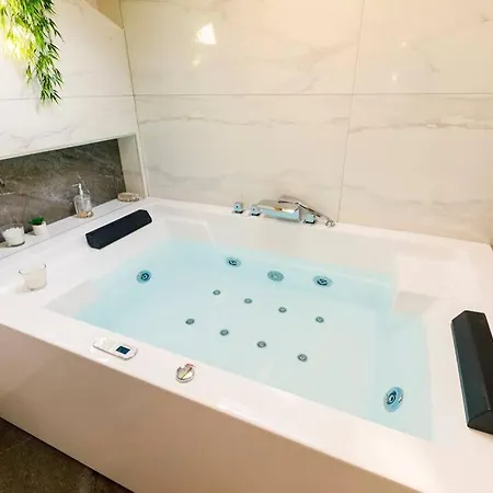Luxury Stocia With Swimming Pool, Sauna And Jacuzzi In A Peaceful Location In בית נופש