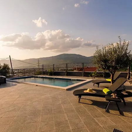 Luxury Stocia With Swimming Pool, Sauna And Jacuzzi In A Peaceful Location In בית נופש *