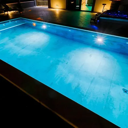 Luxury Stocia With Swimming Pool, Sauna And Jacuzzi In A Peaceful Location In בית נופש ספליט